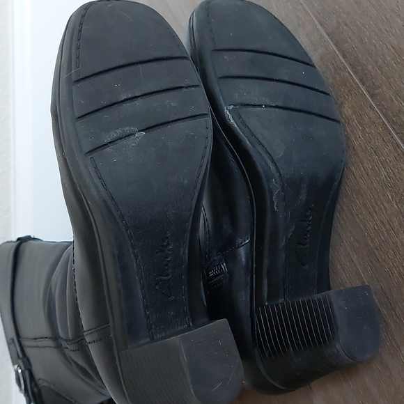 Tall black Clarks boots with flexible calf - Picture 7 of 10